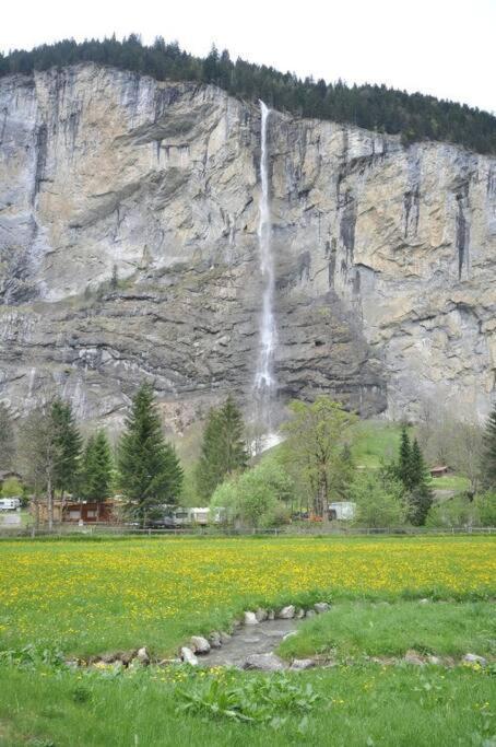Charming Penthouse Appartement Lauterbrunnen Buitenkant foto