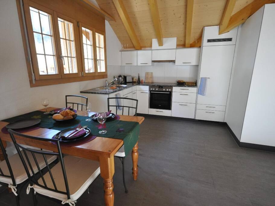 Charming Penthouse Appartement Lauterbrunnen Buitenkant foto