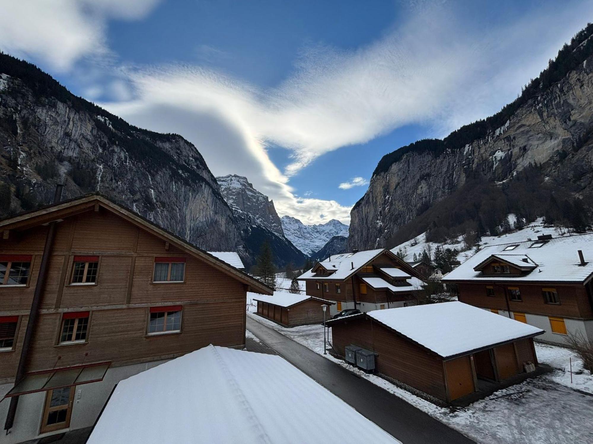 Charming Penthouse Appartement Lauterbrunnen Buitenkant foto